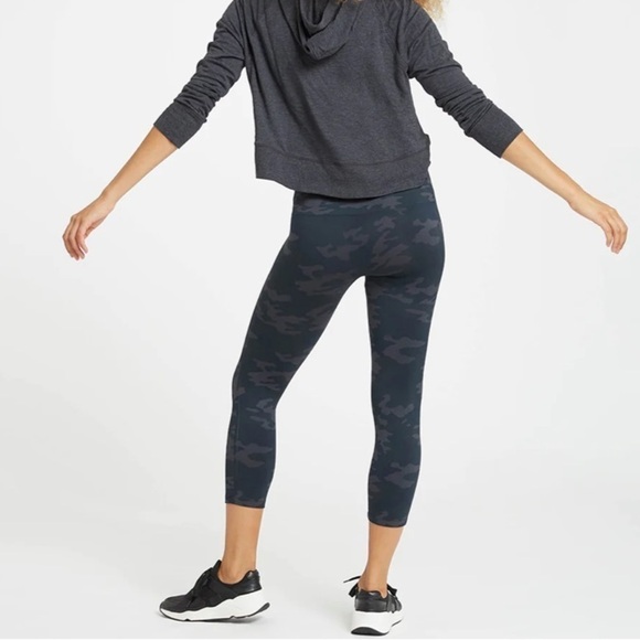 SPANX Look at Me Now Seamless Cropped Leggings Size Medium Black Grey Camo - Picture 3 of 7